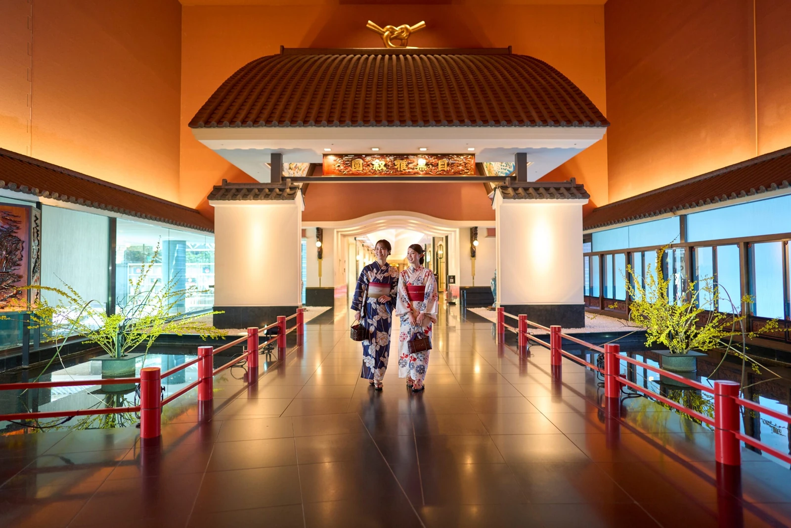 雅叙园东京室内空间，日式屋檐与红色栏杆