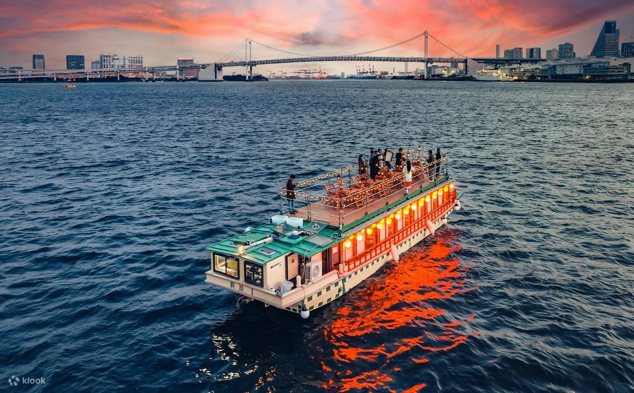 东京湾屋形船体验，夕阳下的游船与海湾